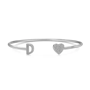Eleganter Armreif aus S925 Sterlingsilber mit Herz und Buchstabe D aus glänzendem Kristall