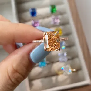 Detailansicht eines champagnerfarbenen Silberrings mit Pavé-Besatz auf der Schiene