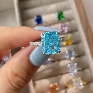 Nahaufnahme eines Sterling-Silber-Rings mit einem quadratisch geschnittenen hellblauen Stein.