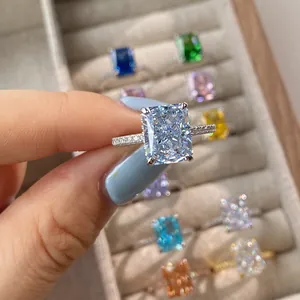 Detailansicht eines luxuriösen blauen Edelsteinrings im Eisschliff aus Silber