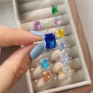Nahaufnahme eines blauen Rings im Zuckerwürfelschliff mit bunten Geburtssteinen