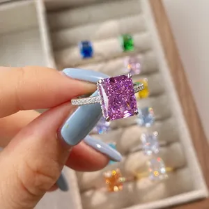 Detailansicht eines S925 Silberrings mit einem violetten Edelstein im Radiant-Schliff