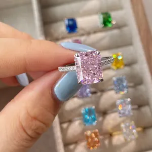 Nahaufnahme eines luxuriösen S925 Silberrings mit rosa Geburtsstein im Kissenschliff
