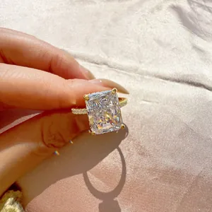 Detaillierte Nahaufnahme eines großen Eisblumen-Zirkonia-Rings aus S925 Sterlingsilber