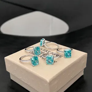 Detailansicht von fünf S925 Silberringen mit quadratischen eisblauen Edelsteinen.