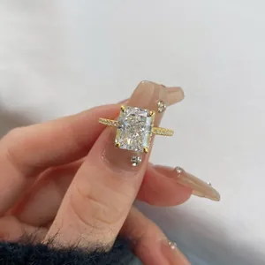 Vue détaillée d'une bague en argent S925 ornée d'un grand zircon rectangulaire étincelant