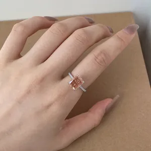 Detailansicht eines Rings aus S925 Sterlingsilber mit pfirsichfarbenem Diamant-Radiantschliff