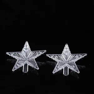 Primo piano di ornamenti a stella a cinque punte 3D trasparenti per la cima dell'albero