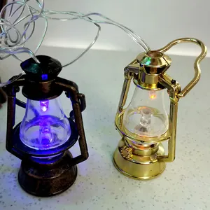 Vue détaillée de mini lampes à pétrole rétro LED pour décoration de maison de poupée