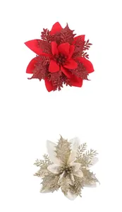Detailopname van rode en goudkleurige glitter kerststerren decoratiebloemen voor kerstboom
