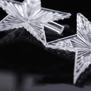 Dettaglio macro della trama di un puntale per albero di Natale a forma di stella 3D trasparente