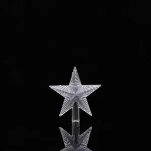 Dettaglio di una stella di Natale trasparente sfaccettata per la punta dell'albero.