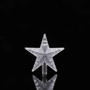 Primo piano di un puntale a stella prismatica trasparente per l'albero di Natale.