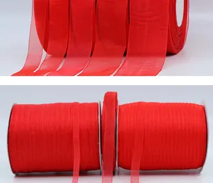 Vista dettagliata di rotoli di nastro d'organza rosso con trama velata e varie larghezze