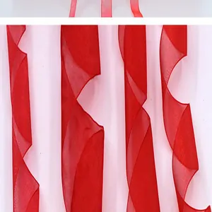 Vista ravvicinata della trama del nastro di organza rosso semitrasparente e fine.