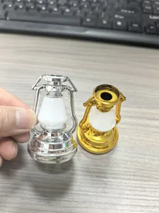 Gros plan d'accessoires miniatures de lampes à pétrole vintage en or et argent
