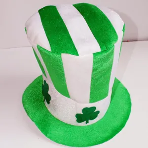 Detalle del sombrero de San Patricio con rayas verdes y blancas y motivos de trébol.