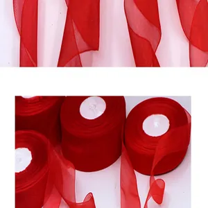 Vista dettagliata dei rotoli di nastro in organza rossa trasparente e della trama