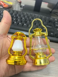 Gros plan de lanternes miniatures rétro plaquées or pour décoration de maison