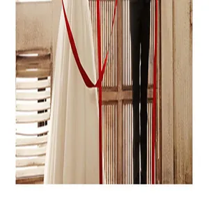 Dettaglio di un sottile nastro in organza rosso per decorazioni di abiti da sposa