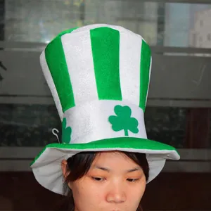 Sombrero de copa a rayas verdes y blancas con trébol para el Día de San Patricio