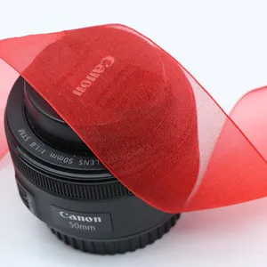 Nastro di organza rosso vibrante per confezioni regalo eleganti e decorazioni fai-da-te.