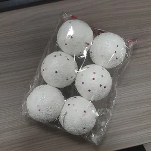 Detalle del juego de 6 bolas de Navidad de espuma blanca con purpurina en bolsa