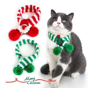 Magnifiques écharpes de Noël tricotées pour chats avec motifs Père Noël et sapin