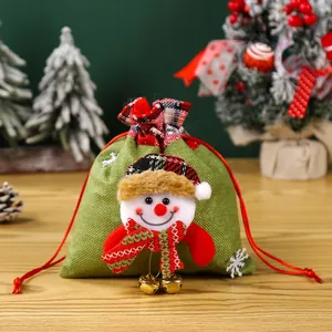 Groene jute kerstcadeautas met schattige 3D sneeuwpop applicatie en gouden bellen