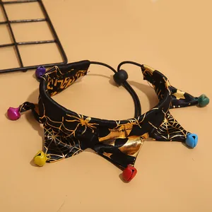 Primer plano de collar de Halloween para mascotas con telarañas doradas y cascabeles