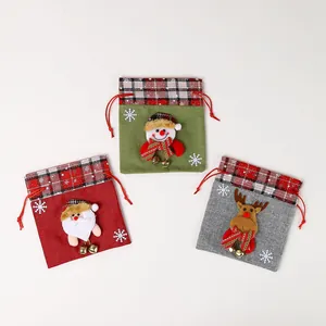 Set van drie kerstcadeauzakjes van linnen met kerstman, sneeuwpop en rendier.