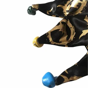 Detalle del gorro de bufón de Halloween para mascotas con cascabeles y estampado dorado