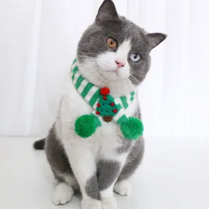Vue détaillée d'une écharpe de Noël en tricot à rayures vertes et blanches pour chat.