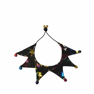 Detalle del collar de Halloween para mascotas con calaveras de colores y cascabeles
