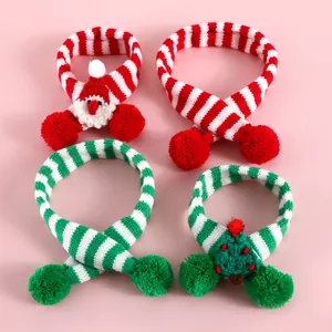Vue détaillée de quatre écharpes de Noël festives pour animaux avec motifs Père