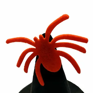 Detalle de cerca de la araña de fieltro naranja en el sombrero de Halloween negro para mascotas