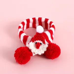 Détail de l'écharpe de Noël tricotée à rayures rouges et blanches pour chat avec Père Noël