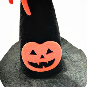 Vista detallada de un gorro de Halloween para mascotas en fieltro negro con calabaza