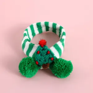 Détail de l'écharpe tricotée rayée vert et blanc pour animaux avec motif de sapin de Noël