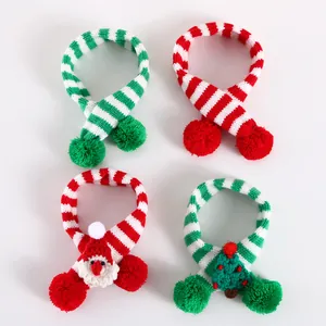 Quatre écharpes de Noël rayées en tricot avec pompons pour chats et petits chiens.