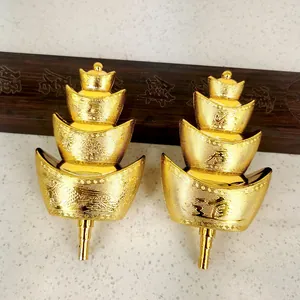 Detail van de vergulde vierlaagse Yuanbao-staafjes-toren voor Chinese Nieuwjaarsdecoratie