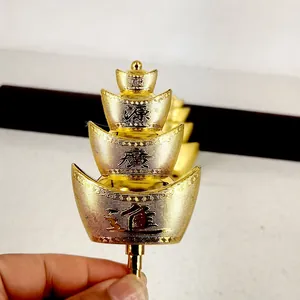 Detailopname van een 4-laagse gouden sycee-toren voor Chinese Nieuwjaarstaartdecor