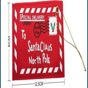 Vue détaillée d'une enveloppe de Noël en feutre rouge, dimensions 12,5x8 cm