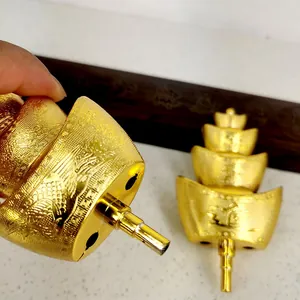 Detailweergave van de 4-laags vergulde goudstaaf-toren voor nieuwjaarsdecoratie