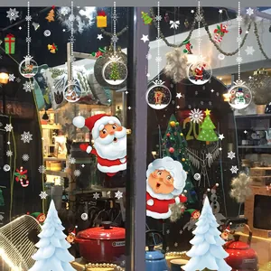 Adesivi natalizi festivi per finestre con Babbo Natale e simpatiche renne colorate.