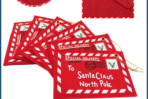 Vue détaillée d'enveloppes de Noël en feutre rouge avec broderie de lettre au Père Noël