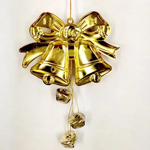 Detailansicht goldener Weihnachtsglocken-Anhänger mit drei kleinen Glöckchen dran