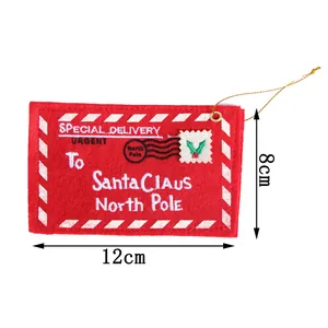 Détail de la décoration enveloppe de Noël en feutre rouge avec dimensions 12x8cm