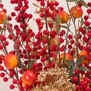 Detailansicht festlicher roter Beeren und Granatäpfel für die Neujahrsdekoration