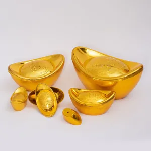 Lingotti d'oro in plastica di varie dimensioni con simboli di ricchezza per il Capodanno